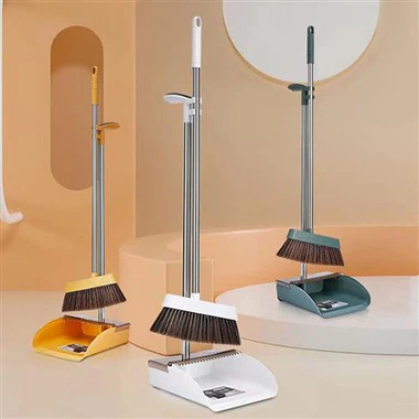 Besen mit Kehrschaufelzähnen